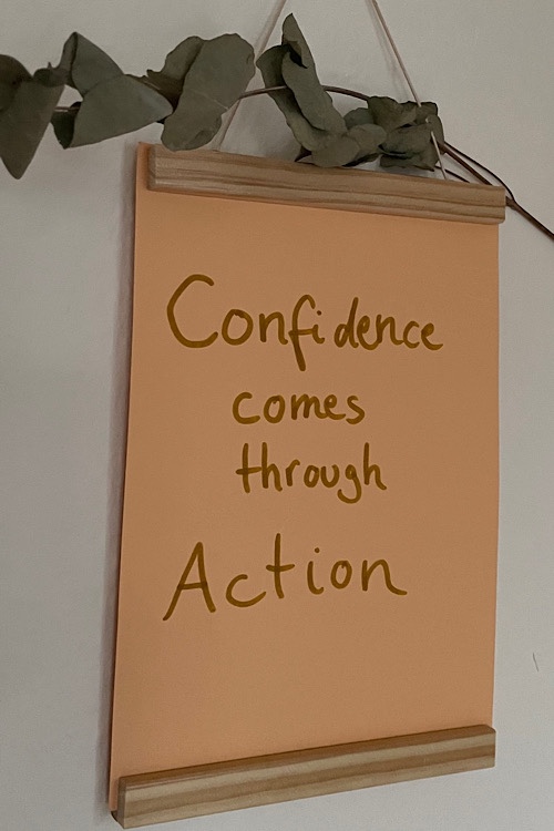 Bild mit Text. Confidence Gomes through action