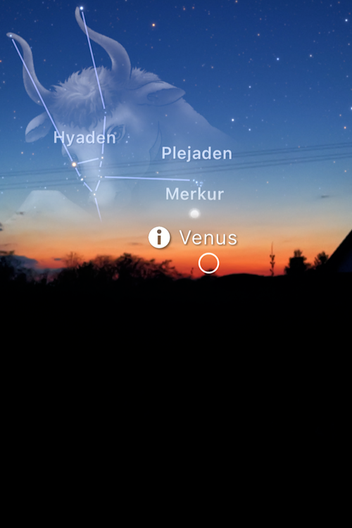 Abendhimmel mit Silhouette von Gebäuden und Sternenkonstellation Plejaden, sowie die Planeten Merkur und Venus eingezeichnet 